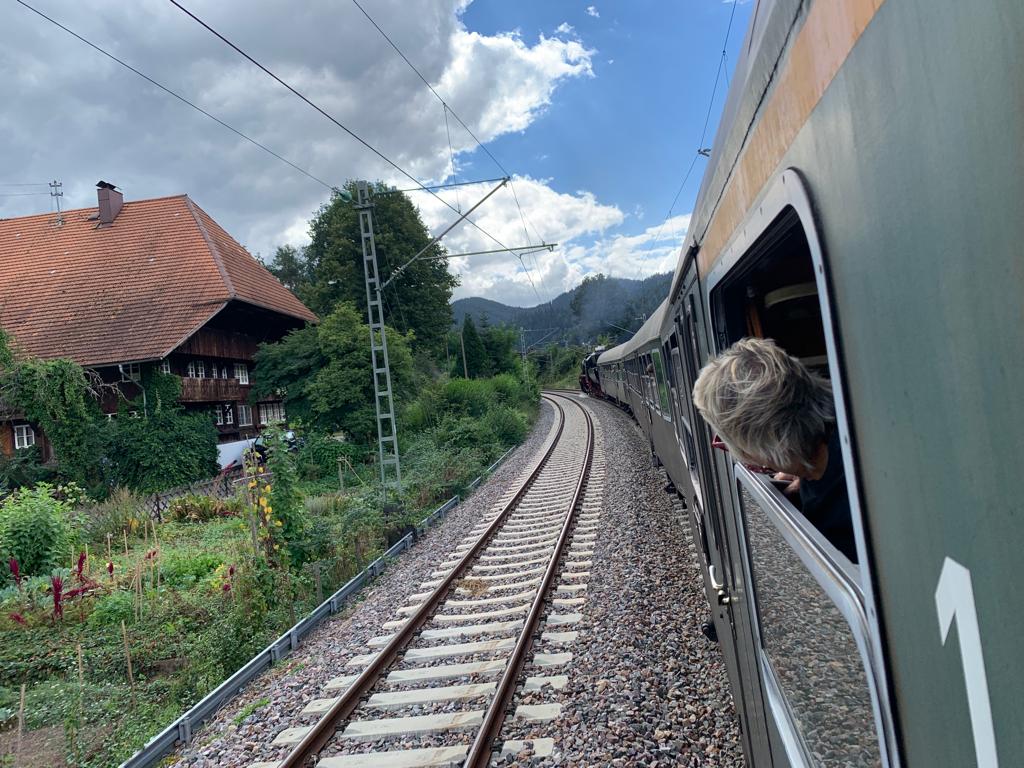 Zugfahrt auf der Schwarzwaldbahn-Strecke